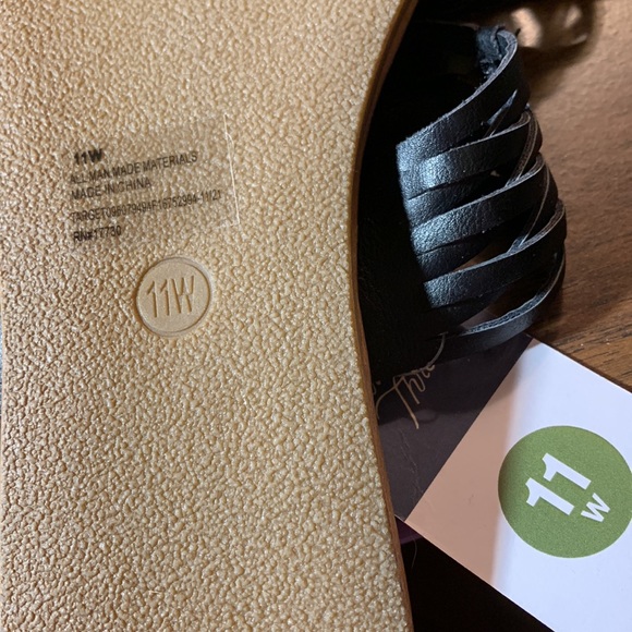 NWT Universal Thread black faux leather Addie slide sandals size 11W (wide) - Picture 9 of 9